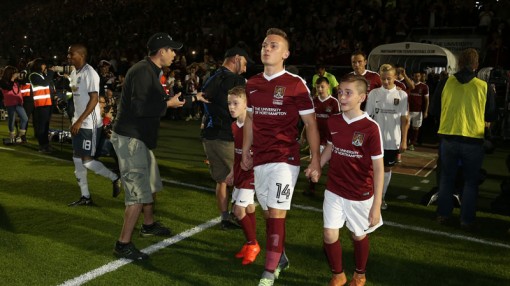 Lý do các cầu thủ luôn bước ra sân cùng với trẻ em