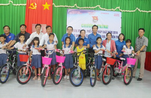 Tuyên truyền Luật Biển Việt Nam cho người dân xã Đại Hòa Lộc Tuyên truyền Luật Biển Việt Nam cho người dân xã Đại Hòa Lộc