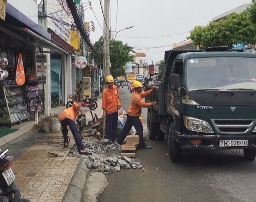 Khắc phục nước đọng đoạn đường gần dốc cầu Nhà Thương