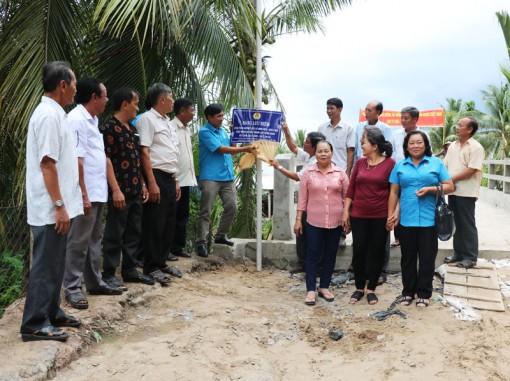 Công đoàn Viên chức tỉnh gắn biển lưu niệm công trình giao thông nông thôn