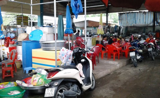 Sắp xếp ổn định các sạp bán cá tại chợ Đầu mối