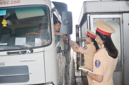 Phát 4 ngàn tờ rơi về an toàn giao thông