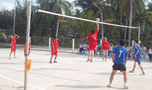 Công đoàn cơ sở trường học nhận cờ dẫn đầu năm học 2018-2019