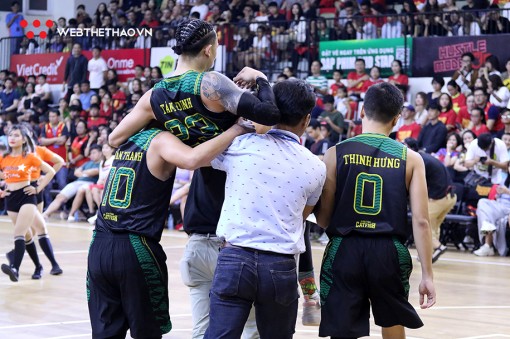 Tâm Đinh chấn thương, Catifsh vẫn giành chiến thắng