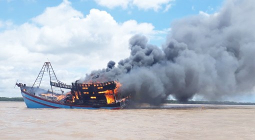 Cháy tàu cá thiệt hại hàng tỷ đồng Cháy tàu cá thiệt hại hàng tỷ đồng