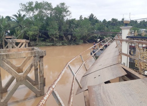Xà lan đâm sập cầu Sông Mã
