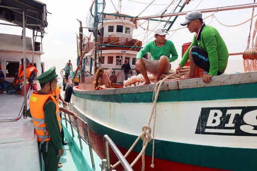 Tiếp tục lắp đặt thiết bị giám sát hành trình tàu cá Tiếp tục lắp đặt thiết bị giám sát hành trình tàu cá