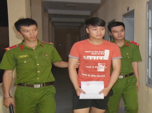 Tống đạt quyết định khởi tố, bắt tạm giam 2 đối tượng bắt cóc trẻ em