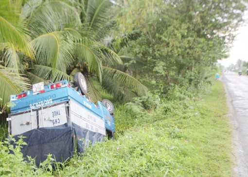 Tài xế ngủ gật, xe tải lọt mương