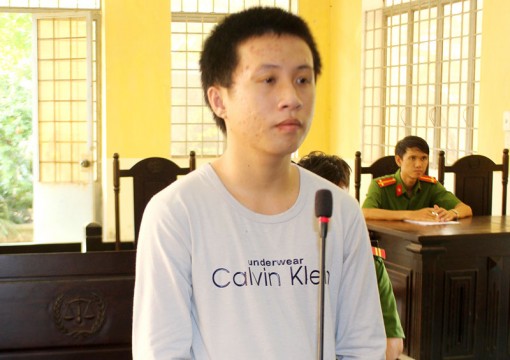 Dụ dỗ trẻ em cướp điện thoại, bị phạt 3 năm tù