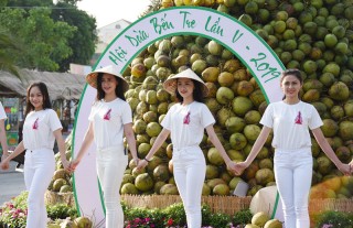 “Check in” phố đi bộ Lễ hội Dừa