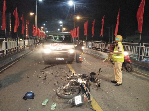 Xe mô tô tông xe khách, một người nguy kịch