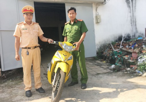 Bàn giao xe mô tô bị mất trộm cho cơ quan cảnh sát điều tra