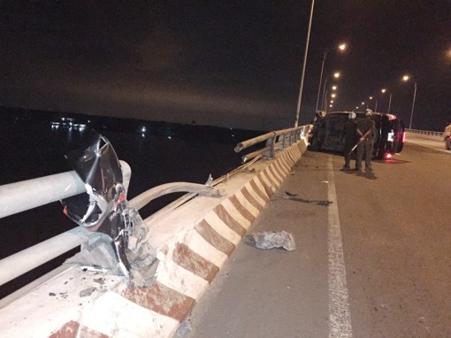 Say rượu lái xe đâm gãy lan can cầu