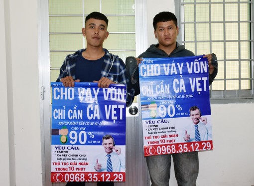Bắt quả tang 2 đối tượng đang treo biển quảng cáo cho vay