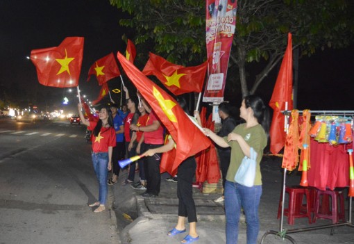 Người dân xuống đường ăn mừng chiến thắng bóng đá nam tại SEA Games 30