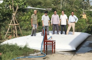 Chợ Lách triển khai mô hình túi trữ nước ngọt cho người dân