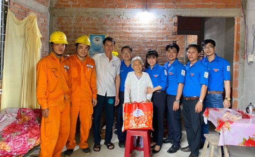 Tuổi trẻ Điện lực thực hiện chương trình tháng “Tri ân khách hàng”