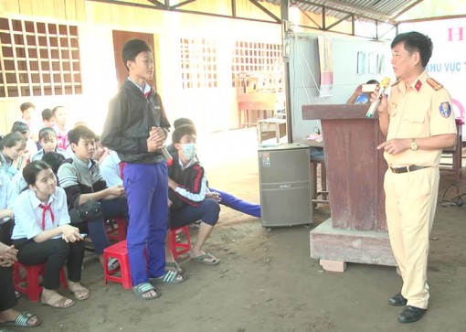 Tuyên truyền Luật giao thông trong học đường tại Giồng Trôm