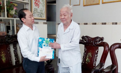 Chúc mừng cán bộ lão thành nhận Huy hiệu 70 năm tuổi Đảng