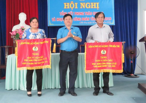 Công đoàn cơ sở xã Bình Thới nhận cờ đơn vị dẫn đầu