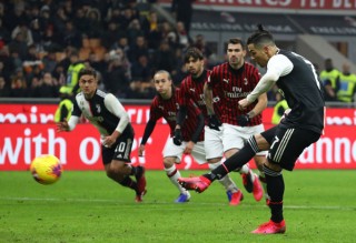 Ronaldo ghi bàn phút cuối, Juventus thoát thua lượt đi Bán kết Coppa Italia