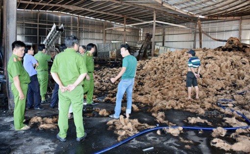 Cháy cơ sở sản xuất chỉ xơ dừa thiệt hại khoảng 450 triệu đồng