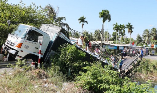 Xe tải 24 tấn qua cầu 8 tấn làm sập cầu