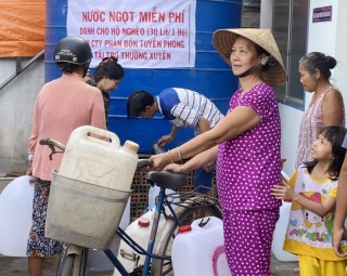 Thương binh Huỳnh Hữu Nghĩa vận động tặng bồn chứa, nước ngọt cho người nghèo