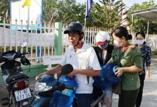 Công an Bến Tre hỗ trợ nước ngọt và dụng cụ chứa nước cho người dân