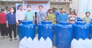 Tặng bồn chứa nước cho người dân xã Hòa Lộc, huyện Mỏ Cày Bắc