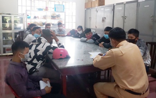 Trao quyết định xử phạt các đối tượng đua xe và cổ vũ đua xe trái phép