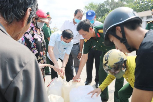 Trao 300m3 nước ngọt cho người dân huyện Chợ Lách Trao 300m3 nước ngọt cho người dân huyện Chợ Lách