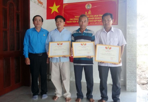 Trao bằng khen cho 3 đoàn viên có thành tích cứu người Trao bằng khen cho 3 đoàn viên có thành tích cứu người