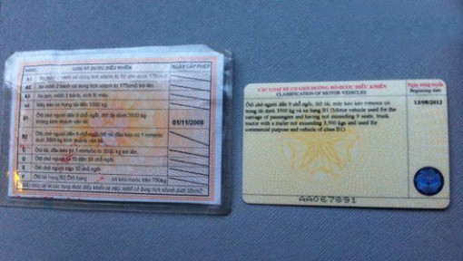 Không bắt buộc đổi giấy phép lái xe bằng bìa giấy sang vật liệu PET