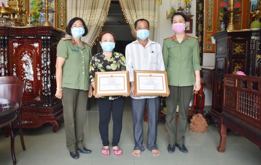 Khen thưởng 4 cá nhân tích cực hỗ trợ phòng chống dịch Covid-19