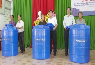 Thép miền Nam tặng 300 bồn trữ nước cho Thạnh Phú