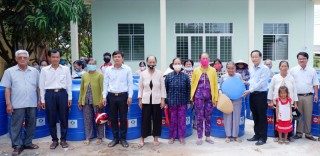 Phó chủ tịch UBND tỉnh trao bồn trữ nước cho người dân huyện Thạnh Phú