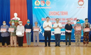 Trao 300 phần quà cho bà con nghèo tỉnh