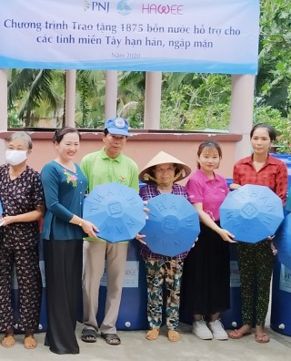 Trao 100 bồn nhựa tại xã Bình Khánh