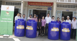 Hội Doanh nghiệp trẻ tỉnh trao tặng bồn chứa nước cho người nghèo