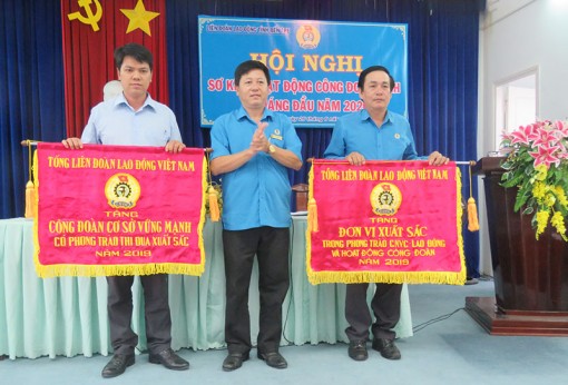 Các cấp Công đoàn triển khai thực hiện 8/12 chỉ tiêu đạt 100% Các cấp Công đoàn triển khai thực hiện 8/12 chỉ tiêu đạt 100%