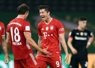 Lewandowski lập cú đúp, Bayern tiến thêm 1 bước tới cú ăn ba