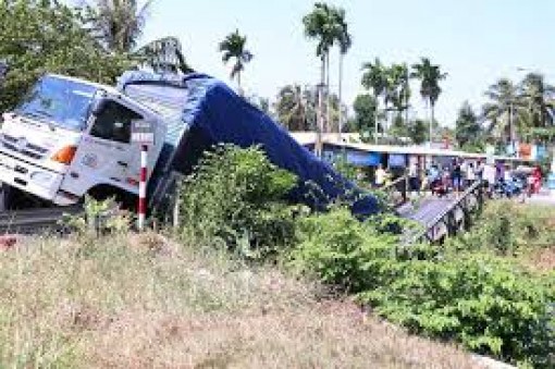 Lái xe quá tải làm sập cầu, bị phạt 9 tháng tù “treo”