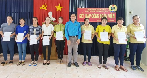 Kết nạp 19 công đoàn viên mới thuộc Công đoàn cơ sở Sở Lao động - Thương binh và Xã hội Kết nạp 19 công đoàn viên mới thuộc Công đoàn cơ sở Sở Lao động - Thương binh và Xã hội