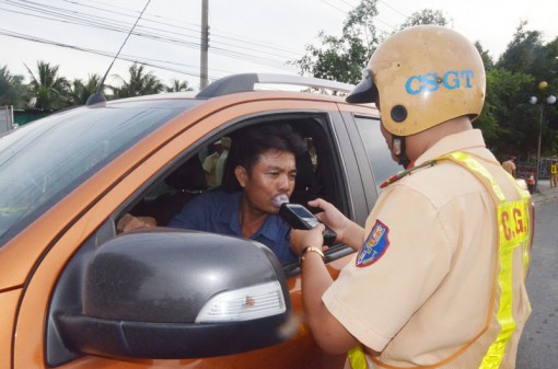 Xử lý các phương tiện vi phạm trên quốc lộ 60