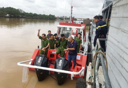 Cục Hậu cần - Bộ Công an bàn giao cano chữa cháy cho Công an Bến Tre