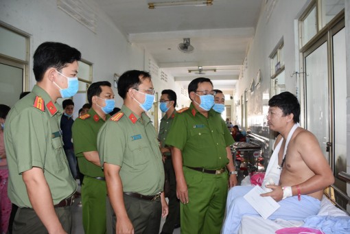 Thăm hỏi động viên người dân tham gia bắt cướp bị thương