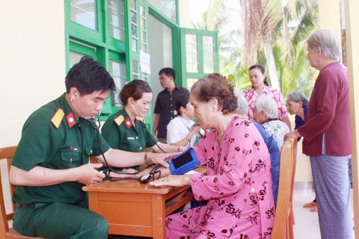 Chăm sóc sức khỏe quân nhân và nhân dân Chăm sóc sức khỏe quân nhân và nhân dân