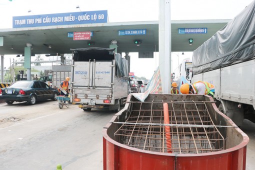 Dán thẻ đầu cuối thu phí dịch vụ sử dụng đường bộ theo hình thức điện tử tự động không dừng